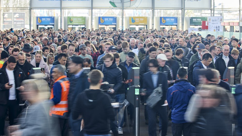The picture shows a crowd of people in the entrance area of bauma.