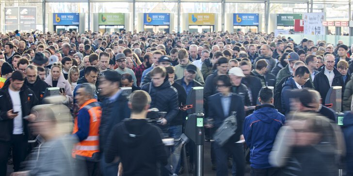 The picture shows a crowd of people in the entrance area of bauma.