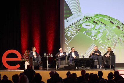Teilnehmende verfolgen die Diskussion im Auditorium des electronica Executive Event mit CEO Roundtable. 