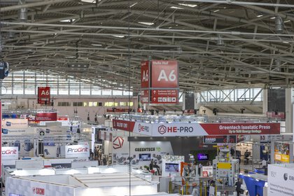 Ausblick über die Messehalle A6, mit zahlreichen Ständen und Besuchern.