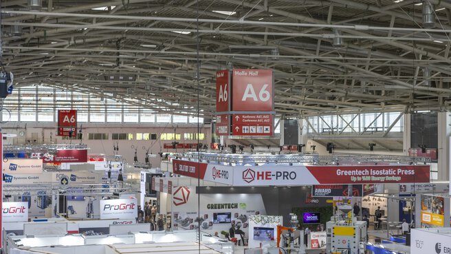 Ausblick über die Messehalle A6, mit zahlreichen Ständen und Besuchern.