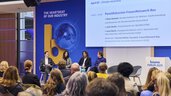 Publikum verfolgt Podiumsdiskussion beim bauma FORUM 2025