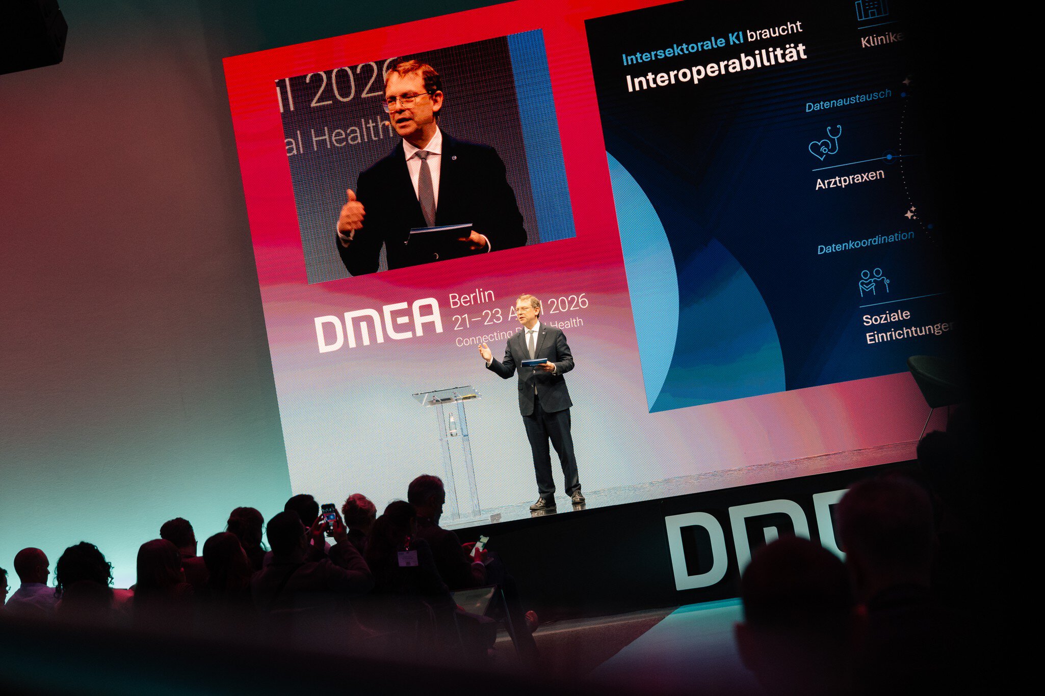 Präsentation an einem Messestand mit Besuchern und digitalen Gesundheitslösungen