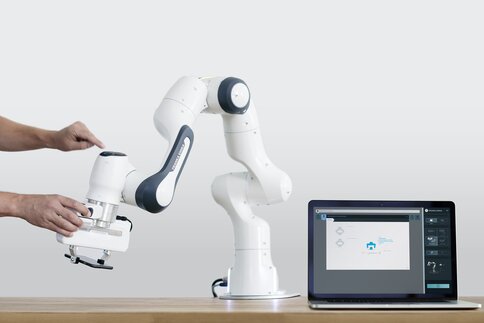 Der einfach bedienbare und feinfühlige Cobot Panda von Franka Emika und Voith trägt 3 kg und besitzt Drehmomentsensoren in allen sieben Achsen. 