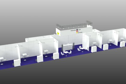 Rendering: Messestand mit weißen Kabinen, blauer Boden, zentraler Lounge und Schriftzug ‚Innovation made in Germany‘.