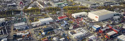 Vogelperspektive der Bauma mit zahlreichen Ständen und Baumaschinen.