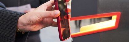 Handyticket wird gescannt