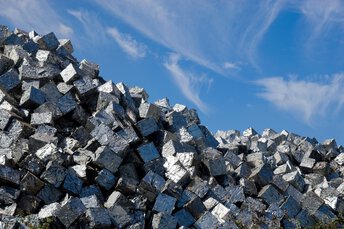 Lebendiges Messegeschehen mit Besuchern auf dem Freigelände