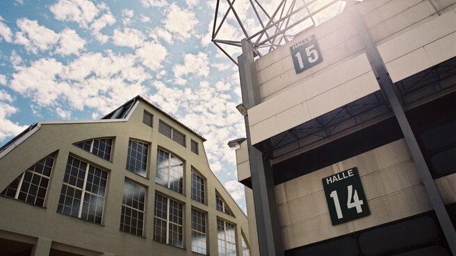 Außenansicht Halle 14 und 15 des ehemailgen Messegeländes