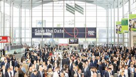 Zahlreiche Besucherinnen und Besucher in einem gut gefüllten Eingangsbereich einer Messe.
