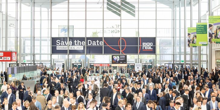 Zahlreiche Besucherinnen und Besucher in einem gut gefüllten Eingangsbereich einer Messe.