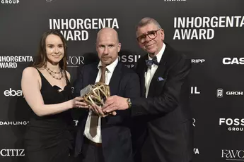 Drei Personen halten die Trophäe der Kategorie „Watch Design of the Year“  bei der INHORGENTA AWARD-Gala vor einer Logowand.