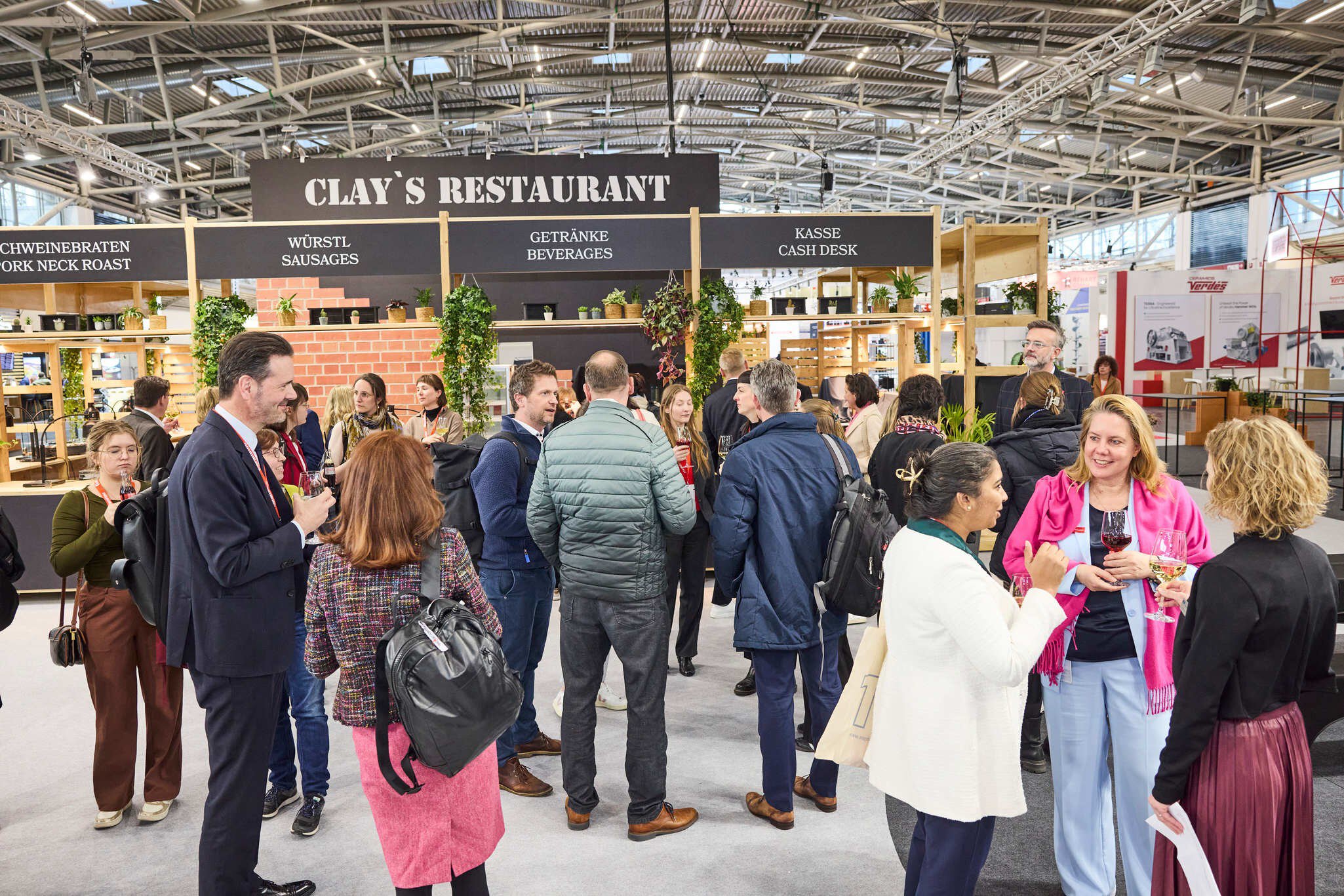 Visitors socialize in a relaxed atmosphere at “Clay’s Restaurant,” using the trade fair as an opportunity for networking.