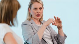 Dr. Lisa Irwin-Broß sitzt auf der Bühne und spricht während der Paneldiskussion zum Thema Trinkwasserknappheit.