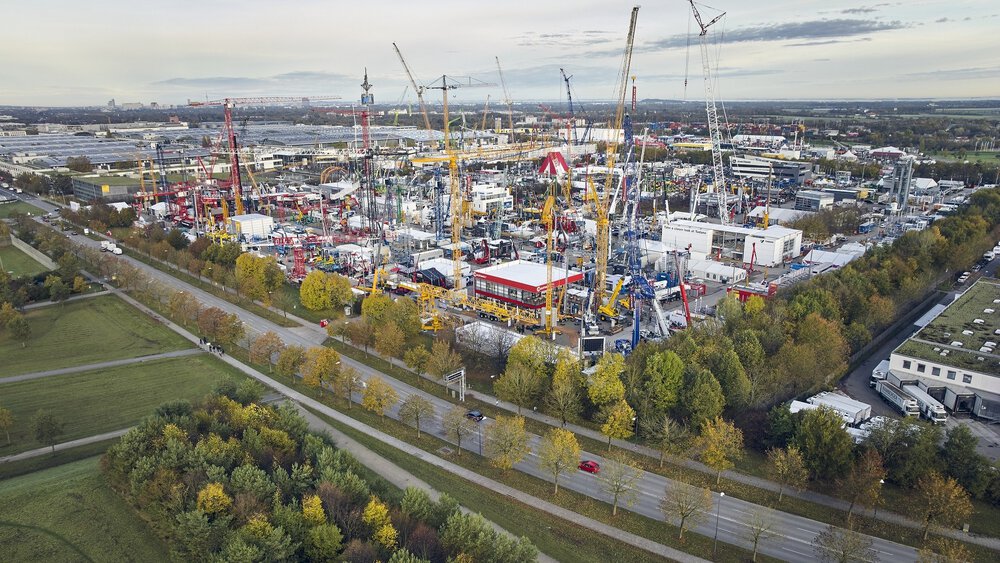 Luftaufnahme der bauma-Ausstellung mit vielen bunten Krähnen.