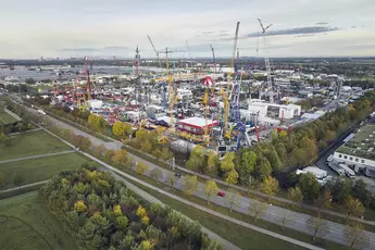 Luftaufnahme der bauma-Ausstellung mit vielen bunten Krähnen.