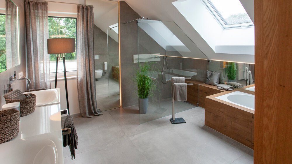 Modernes Badezimmer, mit Badewanne aus Holz, Dusche und Doppelwaschbecken und Fenstern