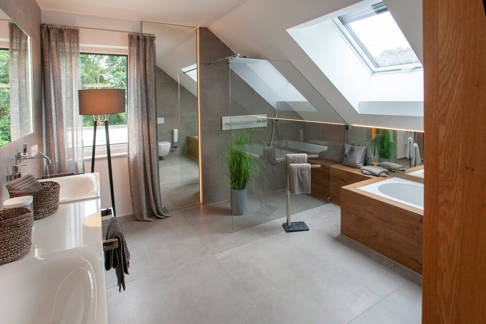 Modernes Badezimmer, mit Badewanne aus Holz, Dusche und Doppelwaschbecken und Fenstern