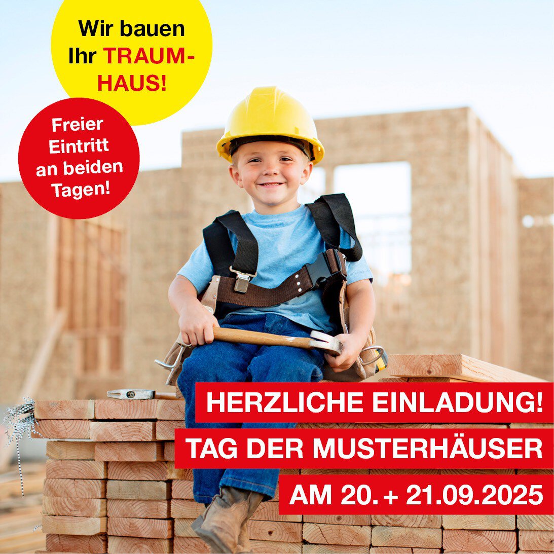 Ein kleiner Junge mit gelbem Baustellenhelm und einem Hammer in den Händen sitzt lächelnd auf einem Stapel Holzbretter. Der Text läd zum Tag der Musterhäuser ein.