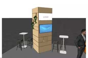 Messestand mit Holzpaneel, Paravent, Hockern, Tischen und einer vertikalen Pflanzenfigur. Mann steht in der Nähe.
