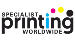 Logo für specialist printing worldwide. Vier Punkte über dem i zeigen die Druckfarben Cyan Magenta, Gelb und Schwarz.