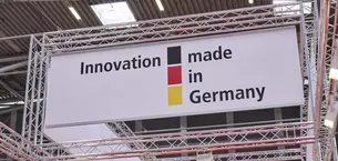Schild an Traverse: „Innovation made in Germany“ mit den Farben der deutschen Flagge auf der transport logistic.