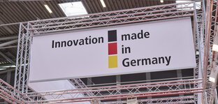 Schild an Traverse: 