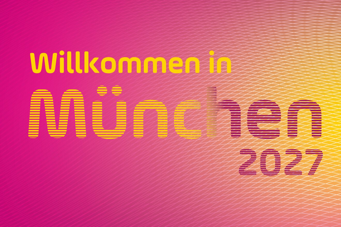  Rosa-orangefarbenes Plakat für die DMEA 2027 in München, 13.-15. April, mit dem Text Willkommen in München 2027.
