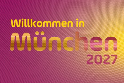 Rosa-orangefarbenes Plakat für die DMEA 2027 in München, 13.-15. April, mit dem Text Willkommen in München 2027.