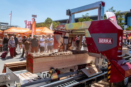 Mobiles Bandsägewerk schneidet Baumstamm auf Forstmesse zu Balken