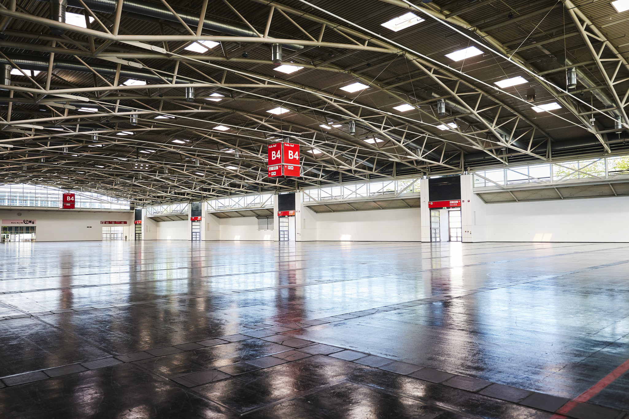 Wie viele Leute passen in die Messe Halle München?