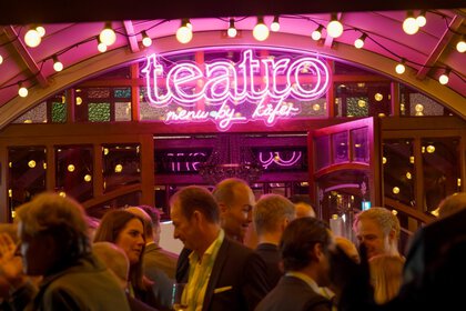 Abendveranstaltung im Innenbereich Teatro mit Lichtern