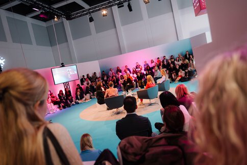 Podiumsdiskussion auf der DMEA vor großem Publikum in einer offenen Bühnenarena