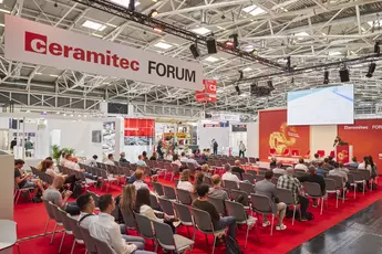 Wissen, Innovationen und Kontakte: Das Konferenzprogramm der Weltleitmesse ceramitec vom 9. bis 12. April 2024 präsentiert sich gewohnt vielfältig.