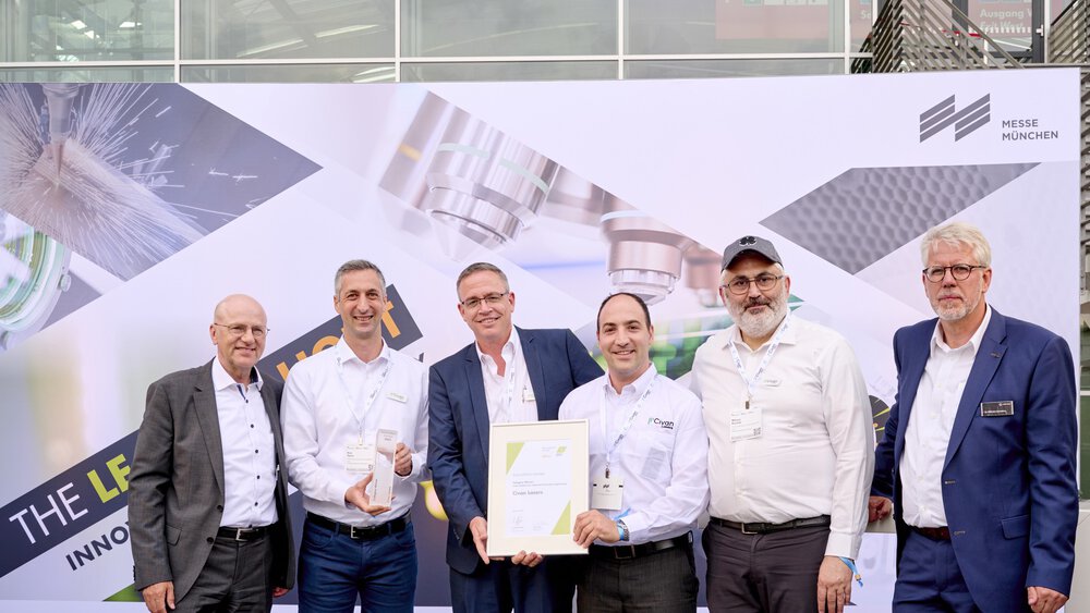 Vier Männer mit Auszeichnungen vom Innovation Award 2023, flankiert von zwei Männern in Anzügen.