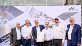 Vier Männer mit Auszeichnungen vom Innovation Award 2023, flankiert von zwei Männern in Anzügen.