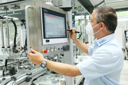 Der Maschinenbauer Teamtechnik nimmt eine komplexe Montage- und Prüfanlage für ein Corona-Diagnostikprodukt in Betrieb. Der Maschinenbauer hat in den letzten Jahrzehnten einen starken Geschäftsbereich Medizintechnik aufgebaut, ein Fokus liegt auf POCT-Schnelltests für eine patientennahe Labordiagnostik.