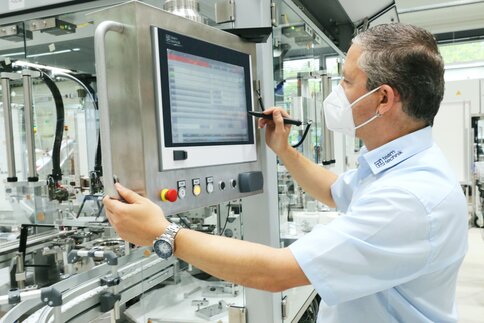 Der Maschinenbauer Teamtechnik nimmt eine komplexe Montage- und Prüfanlage für ein Corona-Diagnostikprodukt in Betrieb. Der Maschinenbauer hat in den letzten Jahrzehnten einen starken Geschäftsbereich Medizintechnik aufgebaut, ein Fokus liegt auf POCT-Schnelltests für eine patientennahe Labordiagnostik.