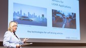 Referentin präsentiert Technologien für autonomes Fahren mit V2X- und LiDAR-Anwendungen auf der Bühne