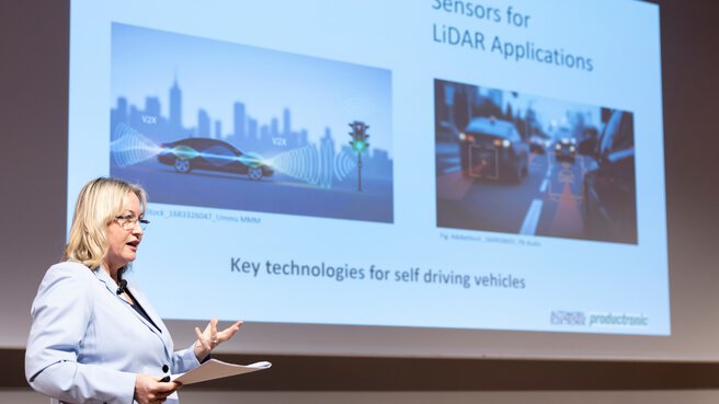 Referentin präsentiert Technologien für autonomes Fahren mit V2X- und LiDAR-Anwendungen auf der Bühne