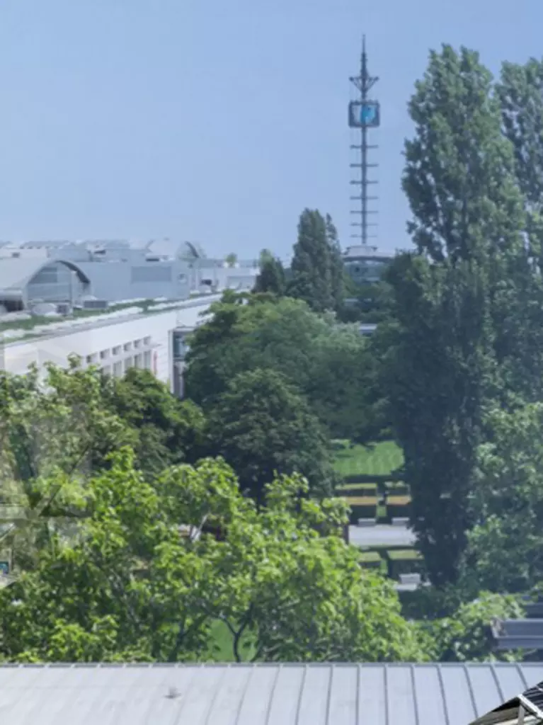 Das Messegelände der Messe München mit Nachhaltigkeitsthemen in mehreren Perspektiven wie nachhaltige Architektur, Solarpaneele, E-Mobilität und Networking.