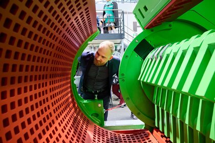 Ein Mann betrachtet eine Zerkleinerungsanlage für Abfälle auf der IFAT Munich 2026.