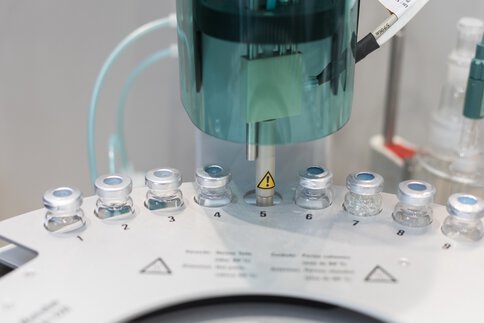 In runden Halterungen sind in einem Analysegerät mehrere Vials eingelassen