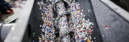 Kleine, bunte Plastikteile werden weiter verarbeitet.