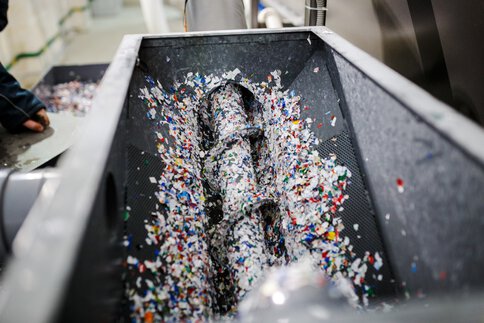 Kleine, bunte Plastikteile werden weiter verarbeitet.
