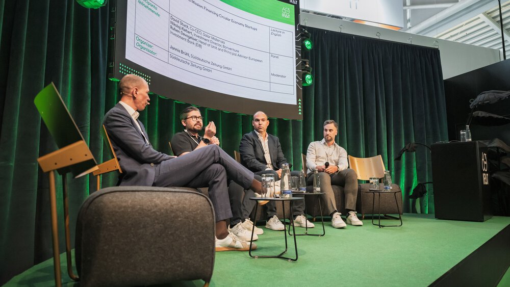 Jannis Brühl (Süddeutsche Zeitung), Nikolaj Klebert, Ruben Devogelaer und David Stuck (links nach rechts) im Paneltalk auf der Green Stage der IFAT Munich 2026.