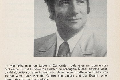 Schwarzweißfoto eines Mannes im Anzug mit deutschem Text, der die Erfindung des Lasers im Jahr 1960 beschreibt.