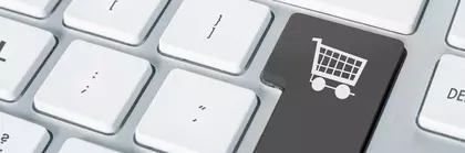 Weiße Tastatur mit einer schwarzen Taste auf der ein weißes Einkaufswagensymbol steht.