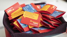 Eine große Menge roter-gelber Päckchen zur transport logistic, auf der 