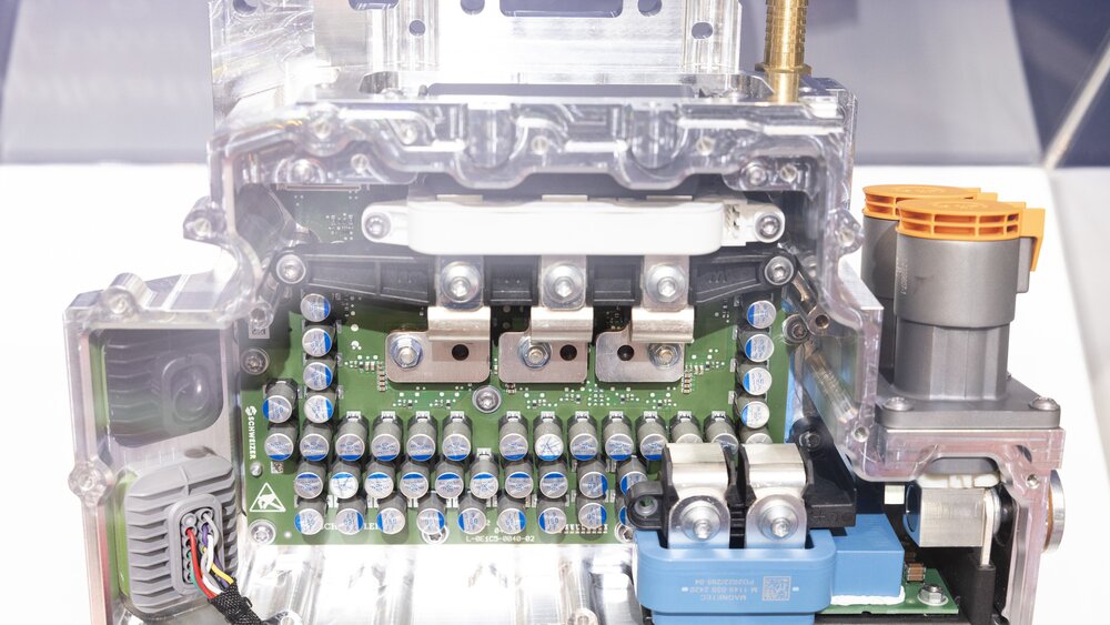 Nahansicht eines Maschinesteils an einem Stand auf der electronica mit zahlreichen Kondensatoren auf einer Platine.